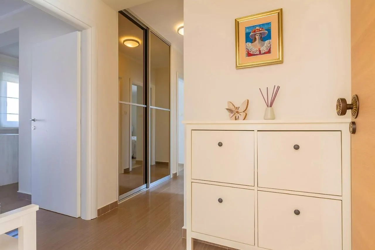 Luxury Apartments Villa Mande Malinska 0*,  Chorvatsko